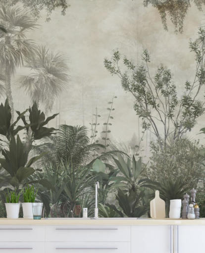 Palme tropicali verde scuro in una giungla con una carta da parati con cielo beige chiaro