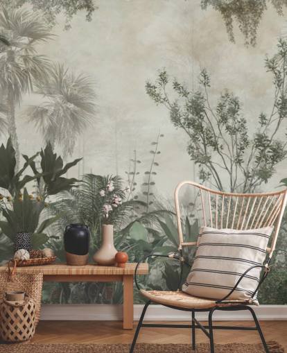 Palmiers tropicaux vert foncé dans une jungle avec un papier peint de ciel beige clair