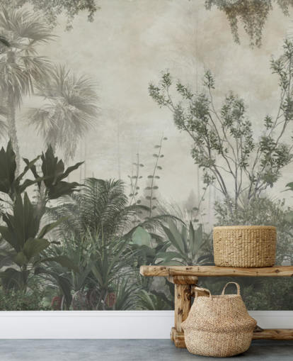 Palme tropicali verde scuro in una giungla con una carta da parati con cielo beige chiaro