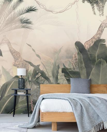 Papel pintado de árboles selváticos y palmeras de color verde pálido con una neblina de color crema claro con jirafas
