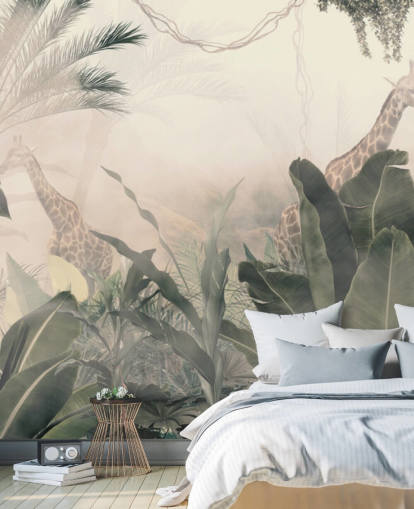 Gedempte groene junglebomen en palmbomen met een lichte crèmekleurige waas met giraffenbehang