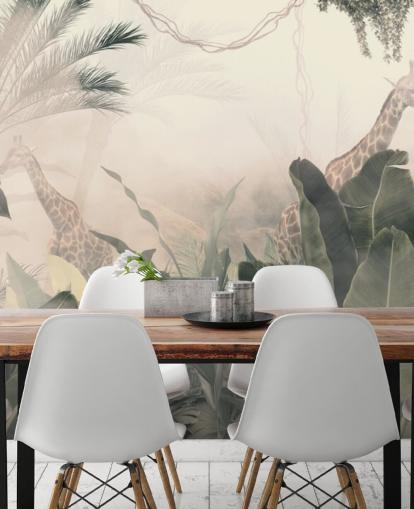 Papel pintado de árboles selváticos y palmeras de color verde pálido con una neblina de color crema claro con jirafas