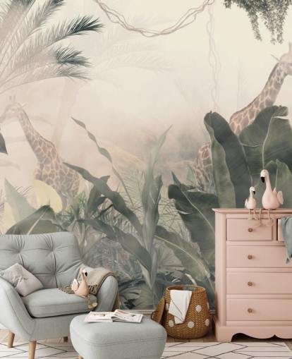 Árvores verdes suaves da selva e palmeiras com uma clara névoa creme com papel de parede de girafas