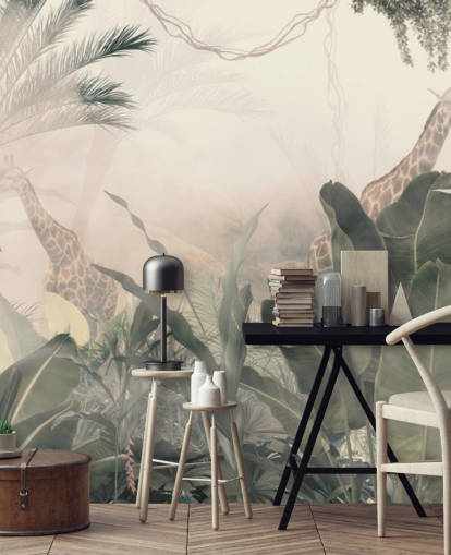Papel pintado de árboles selváticos y palmeras de color verde pálido con una neblina de color crema claro con jirafas