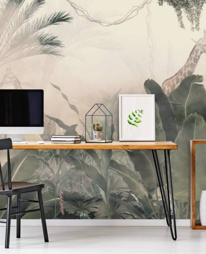 Papel pintado de árboles selváticos y palmeras de color verde pálido con una neblina de color crema claro con jirafas
