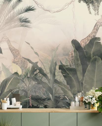 Gedempte groene junglebomen en palmbomen met een lichte crèmekleurige waas met giraffenbehang