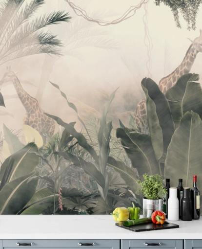 Dæmpede grønne jungle træer og palmer med en lys creme dis med giraffer tapet