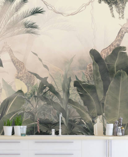 Papel pintado de árboles selváticos y palmeras de color verde pálido con una neblina de color crema claro con jirafas Papel pintado de árboles selváticos y palmeras de color verde pálido con una neblina de color crema claro con jirafas
