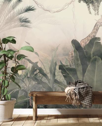 Papel pintado de árboles selváticos y palmeras de color verde pálido con una neblina de color crema claro con jirafas