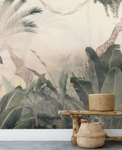 Papel pintado de árboles selváticos y palmeras de color verde pálido con una neblina de color crema claro con jirafas