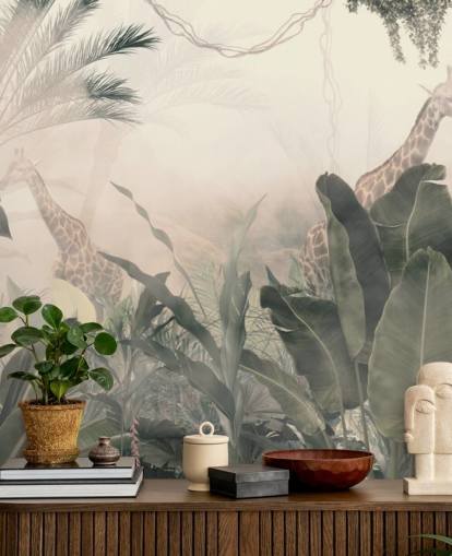 Papel pintado de árboles selváticos y palmeras de color verde pálido con una neblina de color crema claro con jirafas
