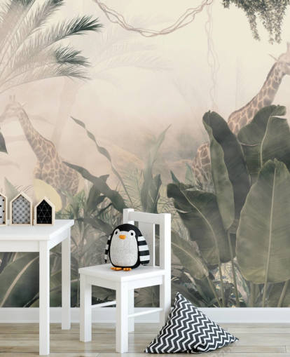 Papel pintado de árboles selváticos y palmeras de color verde pálido con una neblina de color crema claro con jirafas
