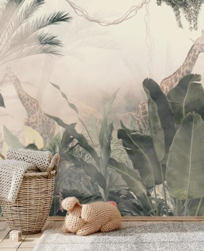 Arbres verts de la jungle et palmiers discrets avec une légère brume crème avec du papier peint en forme de girafes