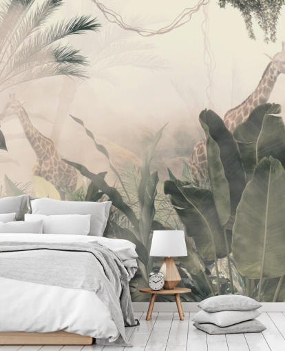 Papel pintado de árboles selváticos y palmeras de color verde pálido con una neblina de color crema claro con jirafas