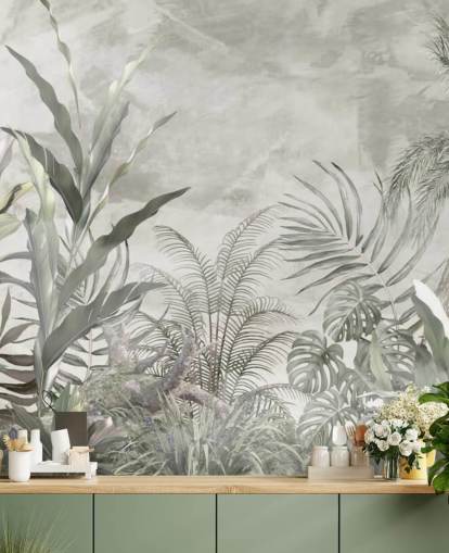 Groene en grijze junglebladeren en takken op een mistig behang