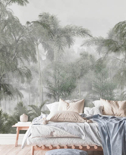 Grands arbres verts de la jungle et palmiers avec un papier peint à la brume douce