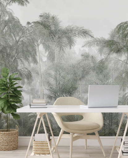 Grands arbres verts de la jungle et palmiers avec un papier peint à la brume douce