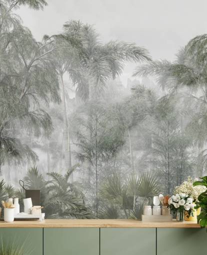 Grands arbres verts de la jungle et palmiers avec un papier peint à la brume douce