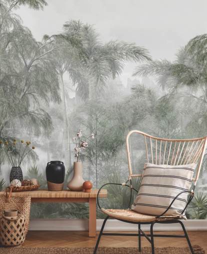 Grands arbres verts de la jungle et palmiers avec un papier peint à la brume douce