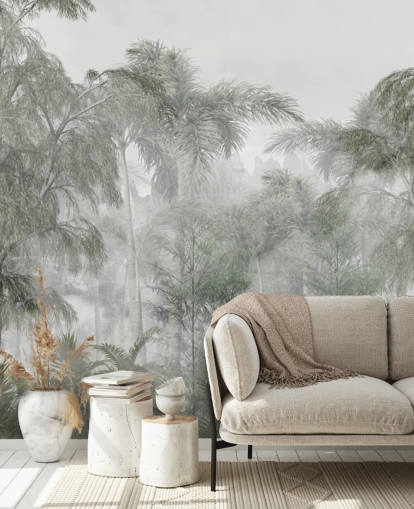 Grands arbres verts de la jungle et palmiers avec un papier peint à la brume douce