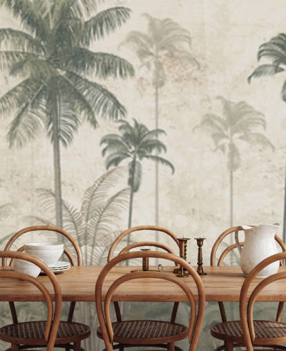 Papier peint panoramique vintage sur la jungle avec un fond beige brumeux et de grands palmiers verts atténués