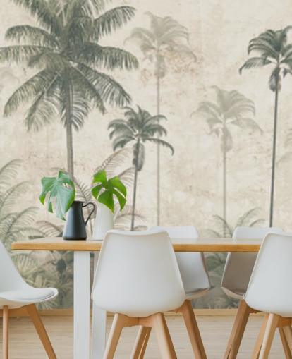 Papier peint panoramique vintage sur la jungle avec un fond beige brumeux et de grands palmiers verts atténués