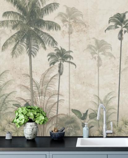 Papier peint panoramique vintage sur la jungle avec un fond beige brumeux et de grands palmiers verts atténués