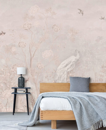 Hellrosa, verblichene Vintage-Tapete im Chinoiserie-Stil mit weich wachsenden Reben und weißen Kranichvögeln und Pfauen Hellrosa, verblichene Vintage-Tapete im Chinoiserie-Stil mit weich wachsenden Reben und weißen Kranichvögeln und Pfauen