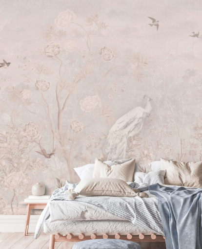 Papier peint vintage rose clair délavé dans un style chinoiserie avec des vignes en croissance douce, des grues, des oiseaux et des paons blancs
