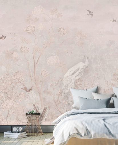 Vaaleanpunainen haalistunut vintage-taustakuva chinoiserie-tyyliin pehmeillä grownig-viiniköynnöksillä ja valkoisilla nosturilinnuilla ja riikinkukoilla Vaaleanpunainen haalistunut vintage-taustakuva chinoiserie-tyyliin pehmeillä grownig-viiniköynnöksillä ja valkoisilla nosturilinnuilla ja riikinkukoilla