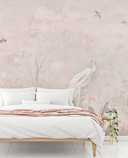 Ljusrosa bleka vintage tapeter i en chinoiserie stil med mjuka grownig vinstockar och vita kranfåglar och påfåglar