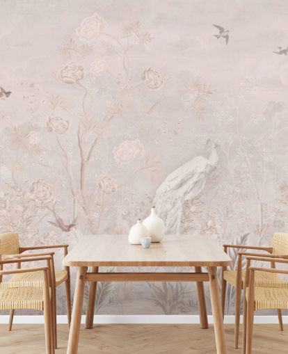 Papel pintado vintage desteñido de color rosa claro en estilo chinoiserie con enredaderas de crecimiento suave y pájaros grullas y pavos reales blancos