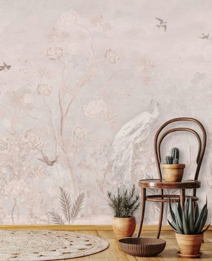 Ljusrosa bleka vintage tapeter i en chinoiserie stil med mjuka grownig vinstockar och vita kranfåglar och påfåglar