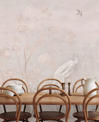 Papier peint vintage rose clair délavé dans un style chinoiserie avec des vignes en croissance douce, des grues, des oiseaux et des paons blancs