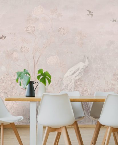 Lichtroze vervaagd vintage behang in chinoiserie-stijl met zachtgroeiende wijnstokken en witte kraanvogels en pauwen