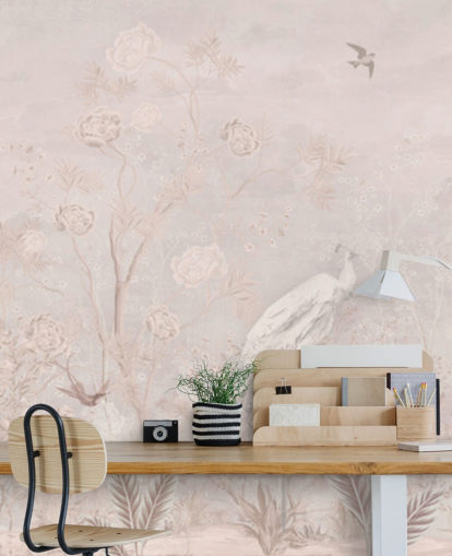 Papel pintado vintage desteñido de color rosa claro en estilo chinoiserie con enredaderas de crecimiento suave y pájaros grullas y pavos reales blancos