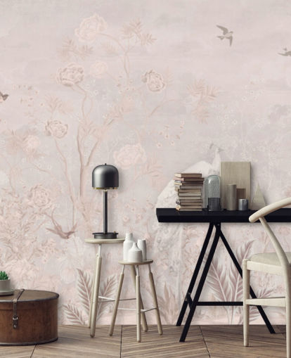 Papier peint vintage rose clair délavé dans un style chinoiserie avec des vignes en croissance douce, des grues, des oiseaux et des paons blancs