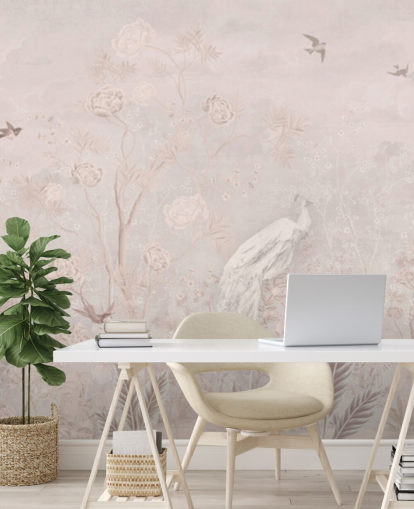 Lichtroze vervaagd vintage behang in chinoiserie-stijl met zachtgroeiende wijnstokken en witte kraanvogels en pauwen