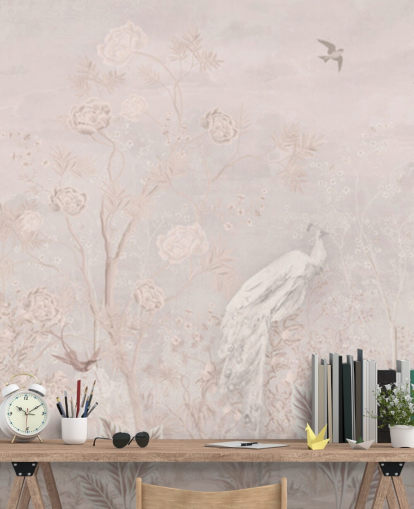 Hellrosa, verblichene Vintage-Tapete im Chinoiserie-Stil mit weich wachsenden Reben und weißen Kranichvögeln und Pfauen