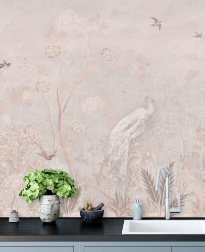 Carta da parati vintage rosa chiaro sbiadita in stile chinoiserie con morbide viti in crescita e gru bianche, uccelli e pavoni