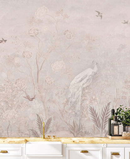 Papel pintado vintage desteñido de color rosa claro en estilo chinoiserie con enredaderas de crecimiento suave y pájaros grullas y pavos reales blancos