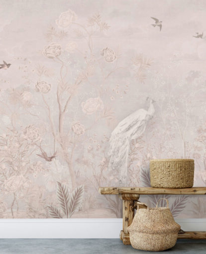 Ljusrosa bleka vintage tapeter i en chinoiserie stil med mjuka grownig vinstockar och vita kranfåglar och påfåglar Ljusrosa bleka vintage tapeter i en chinoiserie stil med mjuka grownig vinstockar och vita kranfåglar och påfåglar