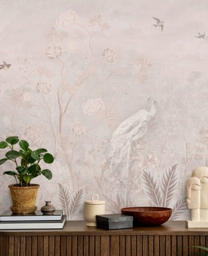 Hellrosa, verblichene Vintage-Tapete im Chinoiserie-Stil mit weich wachsenden Reben und weißen Kranichvögeln und Pfauen