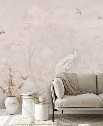 Papel de parede vintage desbotado rosa claro em estilo chinoiserie com videiras de crescimento macio e pássaros e pavões brancos