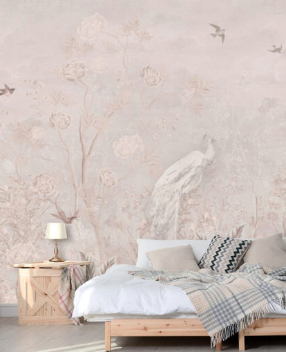 Papier peint vintage rose clair délavé dans un style chinoiserie avec des vignes en croissance douce, des grues, des oiseaux et des paons blancs
