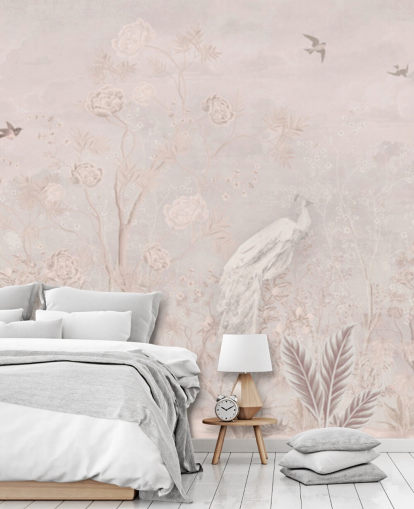 Carta da parati vintage rosa chiaro sbiadita in stile chinoiserie con morbide viti in crescita e gru bianche, uccelli e pavoni