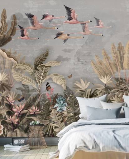 Beige og grønne palmer og jungle træer med lyserøde blomster, flyvende pink flamingo med en grå himmel tapet