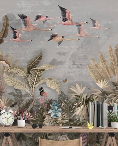 Palmiers beiges et verts et arbres de la jungle avec des fleurs roses, papier peint de flamants roses volants avec un ciel gris