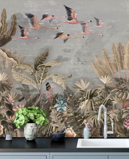 Beige en groene palmbomen en junglebomen met roze bloemen, vliegende roze flamingo met een grijs hemelbehang