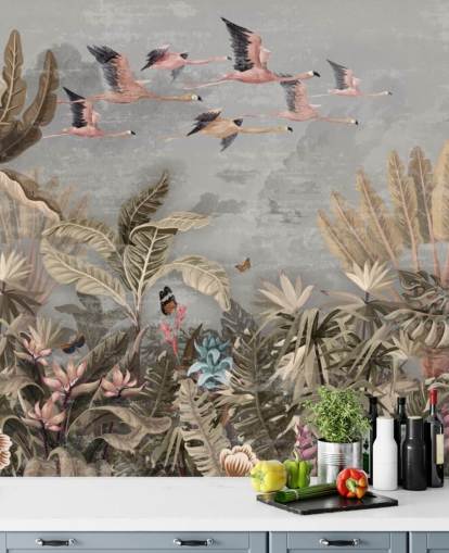 Beigefarbene und grüne Palmen und Dschungelbäume mit rosa Blumen, fliegender rosa Flamingo mit grauer Himmelstapete